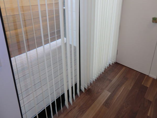縦型ブラインドを枠内取り付け納品