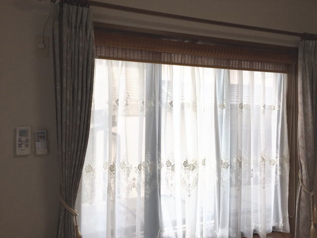 出窓にもレースカーテン