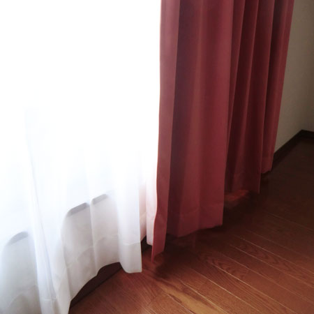 外部よりの光を遮断するカーテン
