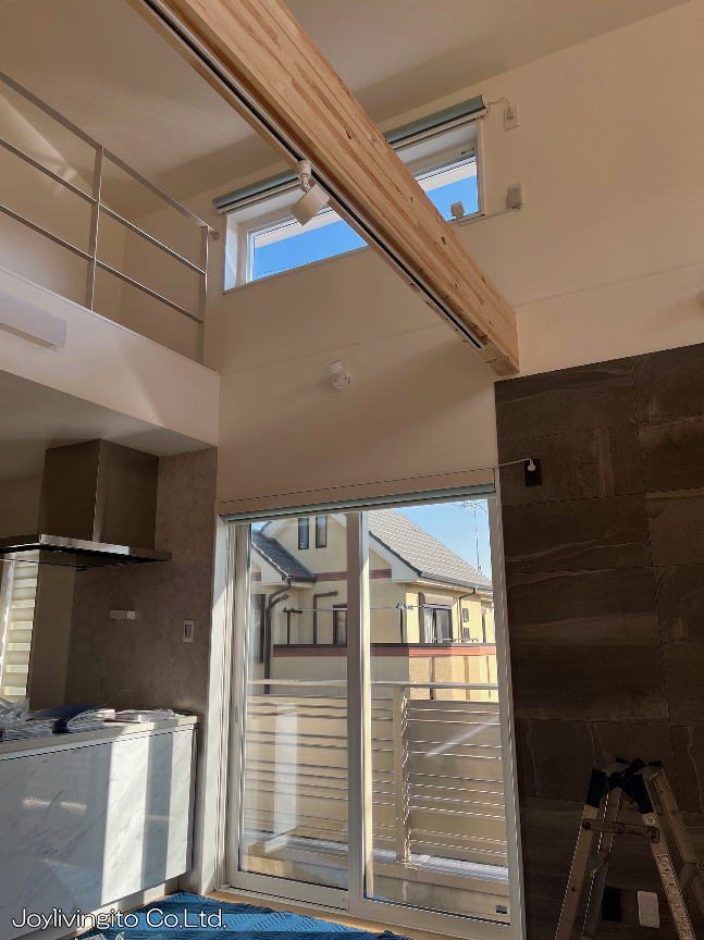 京都府向日市のユーザー様邸(リビング)へ電動式ロールスクリーンを取付納品させて頂きました。