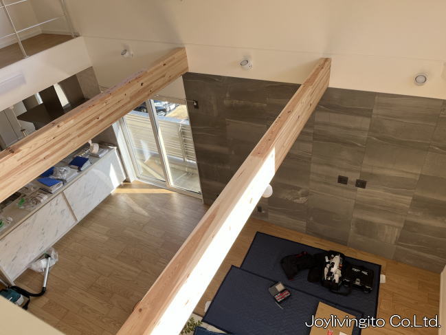 京都府向日市のユーザー様邸(リビング吹き抜け窓)へ電動式ロールスクリーンを取付納品させて頂きました。