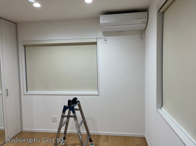 洋室窓へ電動ロールスクリーン枠内天付け(意匠バランス付き)