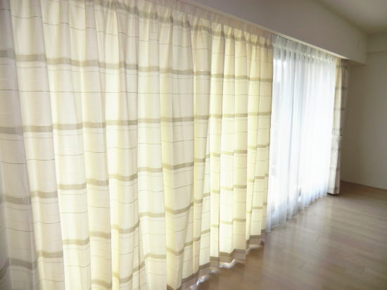 モダンなオーダーカーテンを京都の新築マンションへ納品 京都でオーダーカーテン探すならジョイリビングイトオ 納品実積と安心の信用43年の老舗店 1978年創業のインテリアファブリック専門店 京都府市全般出張 カーテンコーディネート プロのインテリア