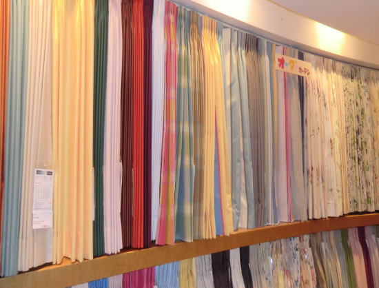京都のオーダーカーテン専門店のジョイリビングイトオ店内吊りカーテンサンプル