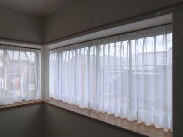 L字コーナー窓にもオーダーカーテンは対応可能です。
