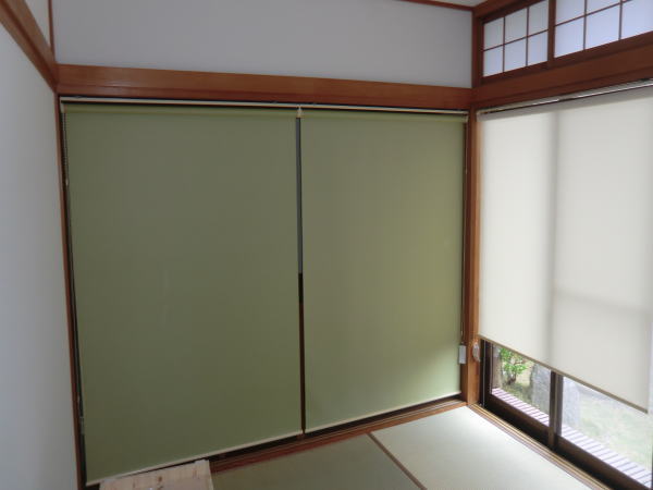 和室窓辺にロールスクリーン取付納品 京都でオーダーカーテン探すならジョイリビングイトオ 納品実積と安心の信用43年の老舗店 1978年創業のインテリアファブリック専門店 京都府市全般出張 カーテンコーディネート プロのインテリアコーディネーターが無料で窓