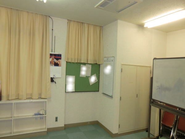 高さの異なる窓辺にオーダーカーテン納品