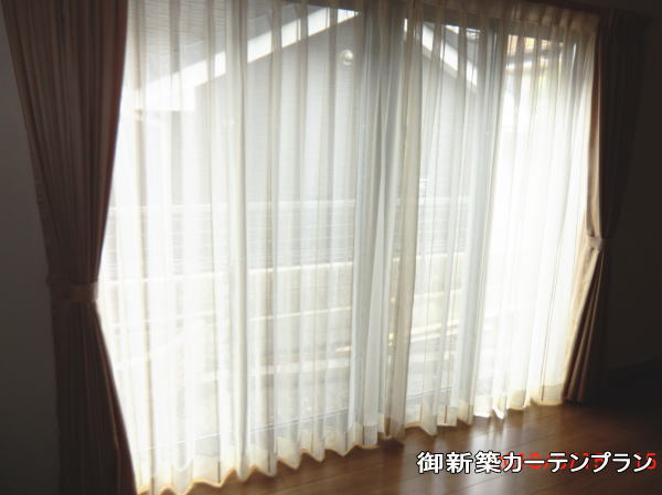 リビングにオーダーカーテン納品