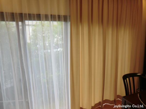プレーンで落ち着いた色、柄のオーダーカーテンです。京都府長岡京市、戸建て住宅
