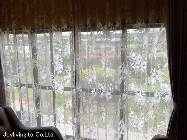 京都府長岡京市内、戸建て住宅の南面窓辺へ花柄のオーダーカーテンを取り付け納品